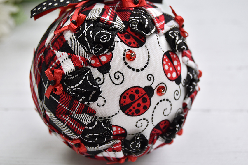 may-2020-scalloped-snow-globe-quilted-ornament-1
