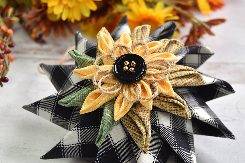 no-sew-quilted-sunflower-prairie-point-pinwheel-ornament-7