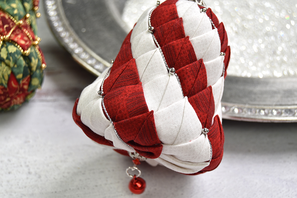 red-white-candy-twist-no-sew-quilted-infinity-bell-1