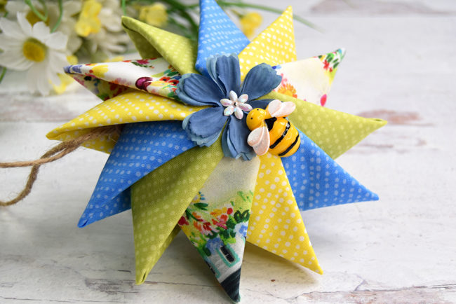 bee-happy-no-sew-quilted-prairie-point-pinwheel-fabric-ornament-1