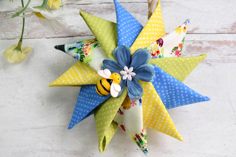 bee-happy-no-sew-quilted-prairie-point-pinwheel-fabric-ornament-3