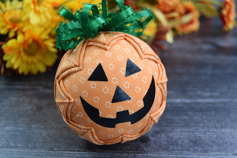 jack-o-lantern-country-pumpkin-quilted-no-sew-fabric-ornaments-3