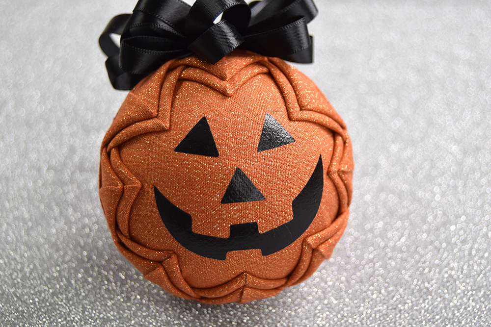 jack-o-lantern-pumpkin-quilted-no-sew-fabric-ornaments-4