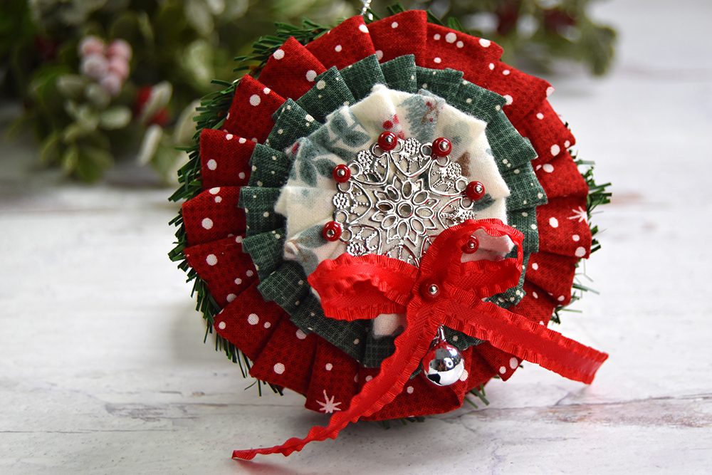 ruffled-yoyo-wreath-quilted-no-sew-ornament-1
