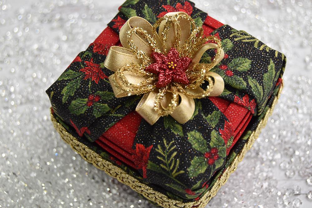 gift-box-present-no-sew-quilted-ornament-celebrate-pattern-red-black-poinsettia-3