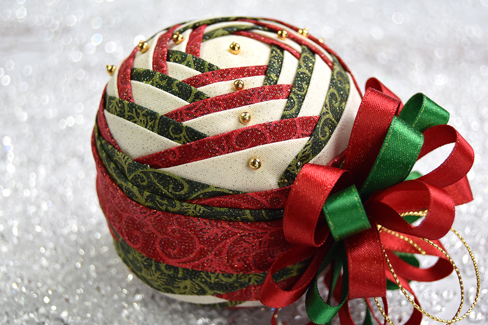 hexi-window-no-sew-quilted-ornament-red-green-4
