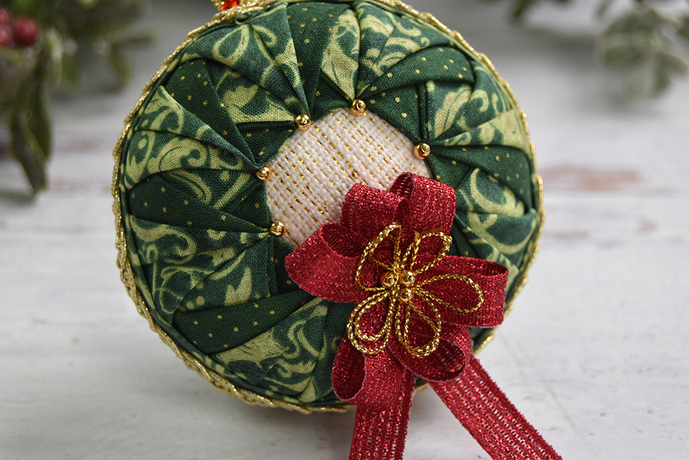 quilted-no-sew-pyramid-wreath-ornament-4