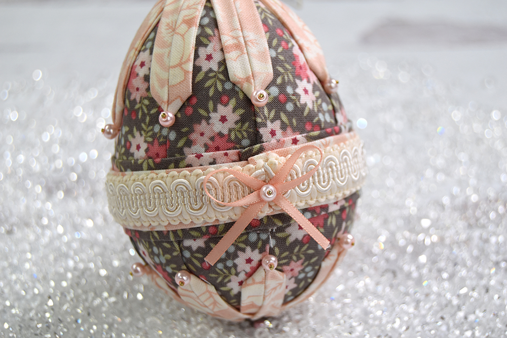 no-sew-quilted-shabby-carousel-easter-egg-1