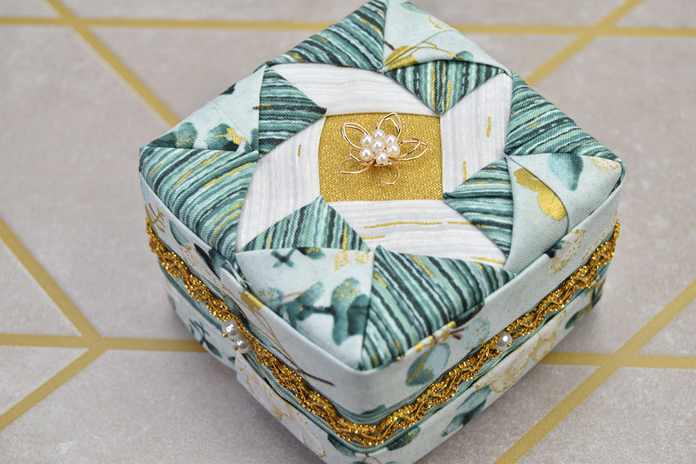 geo-cube-quilted-no-sew-square-ornament-gold-supplies-1