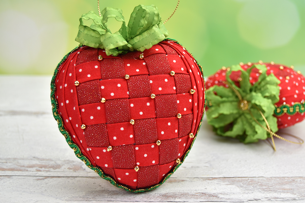 woven-strawberry-no-sew-fabric-ornament-3