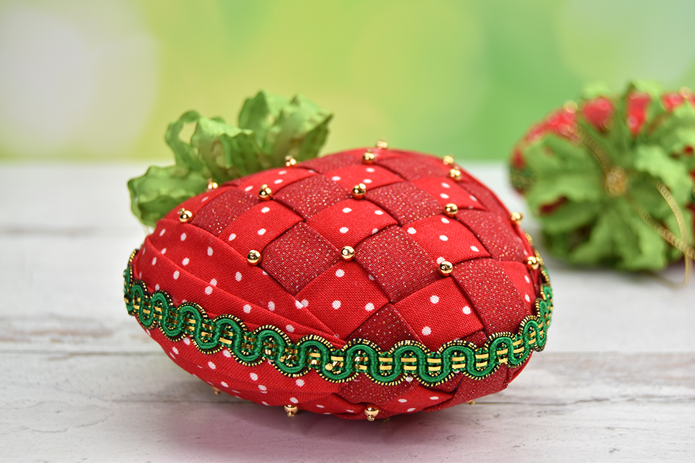 woven-strawberry-no-sew-fabric-ornament-6