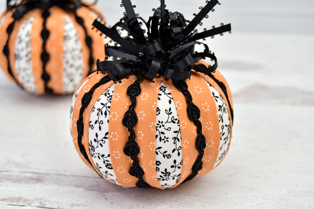 quilted-no-sew-peekaboo-pumpkin-ornament-3