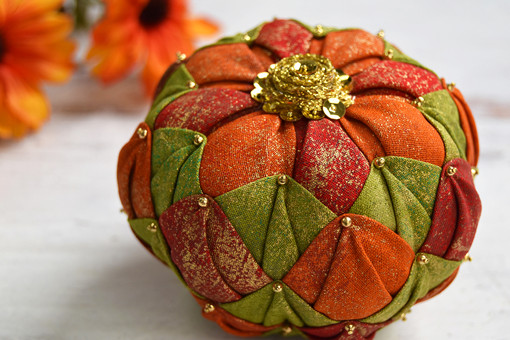 spiced-pumpkin-quilted-no-sew-ornament-decor-1