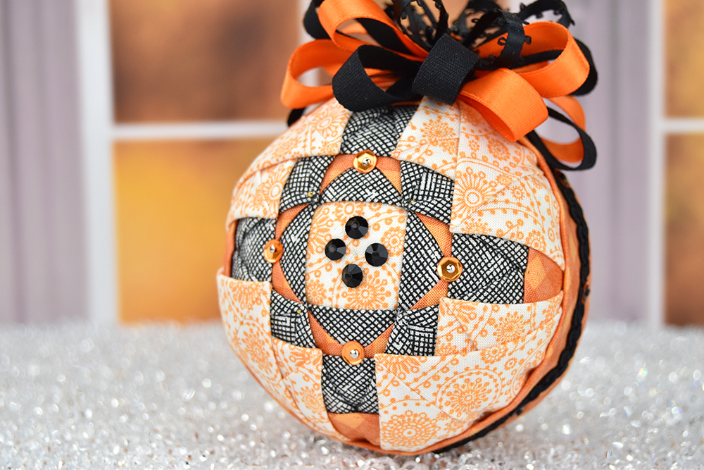 square-dance-no-sew-quilted-halloween-ornament-1