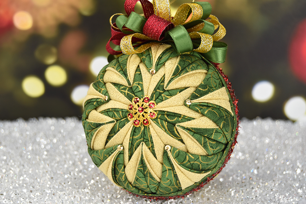 christmas-quilted-no-sew-ornament-ball-1