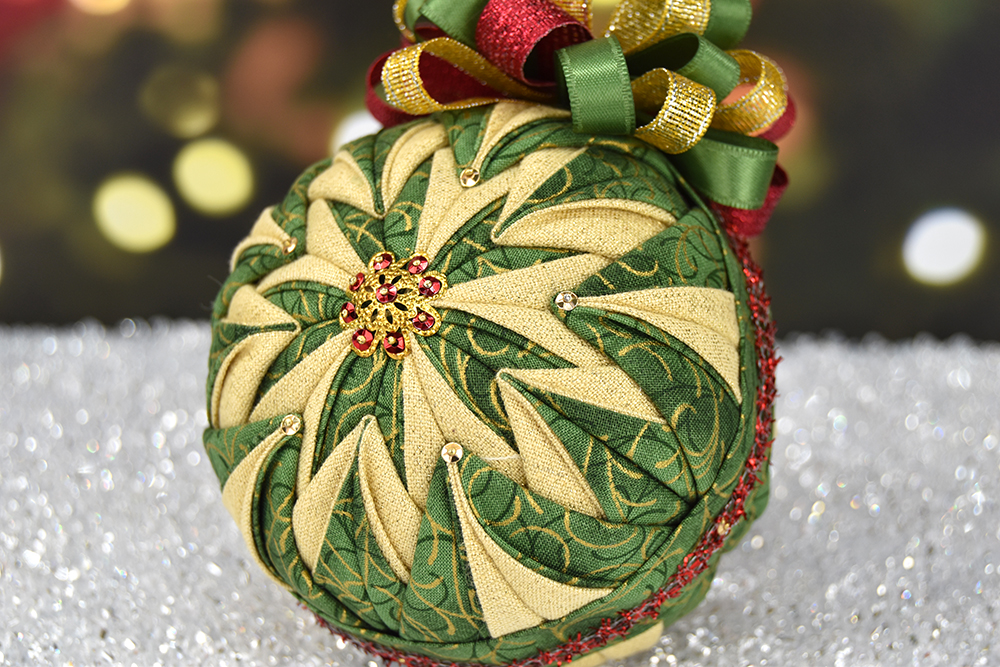 christmas-quilted-no-sew-ornament-ball-3