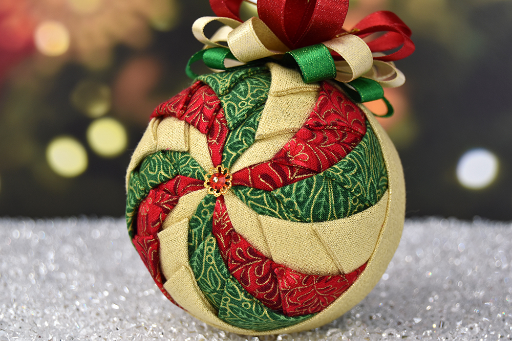 red-green-gold-christmas-spinflower-quilted-ornament-1