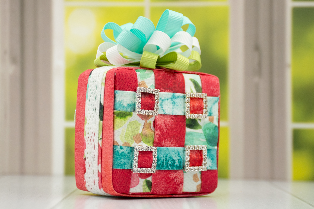 checkered-gift-box-no-sew-quilted-ornament-01