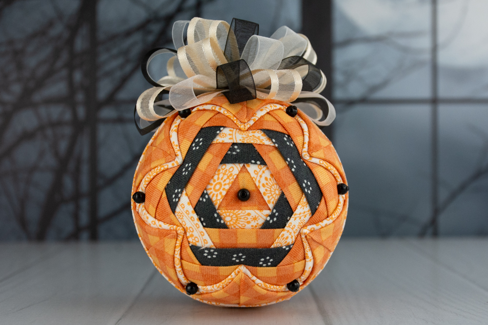 triple-treat-halloween-no-sew-quilted-ornament-02