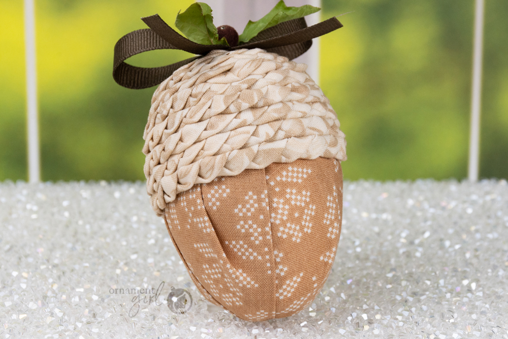 rippled-acorn-no-sew-quilted-ornament-05-wm