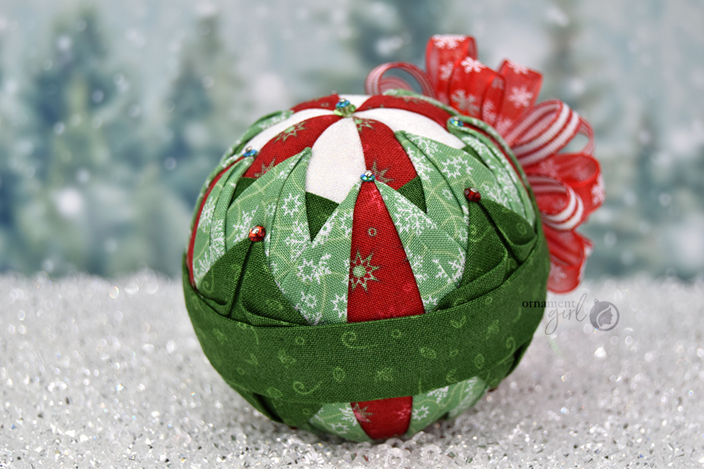 red-white-green-pinwheel-flower-no-sew-quilted-ball-ornament-2-wm