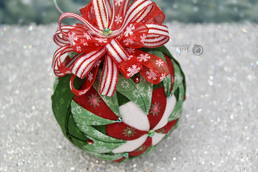 red-white-green-pinwheel-flower-no-sew-quilted-ball-ornament-3-wm
