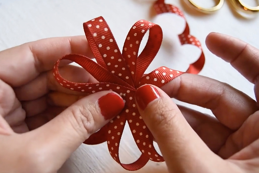 make-bow-for-quilted-no-sew-ornaments