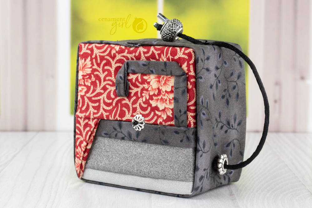 red-iron-sewing-themed-no-sew-quilted-ornament-01-wm
