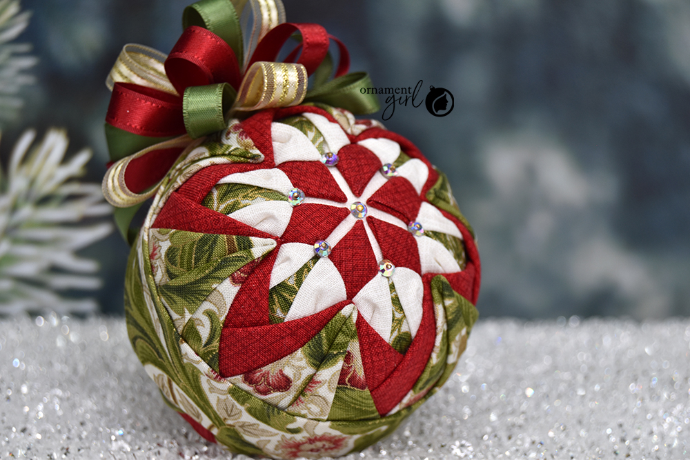 red-green-cream-no-sew-aurora-ornament-christmas-club-2-wm
