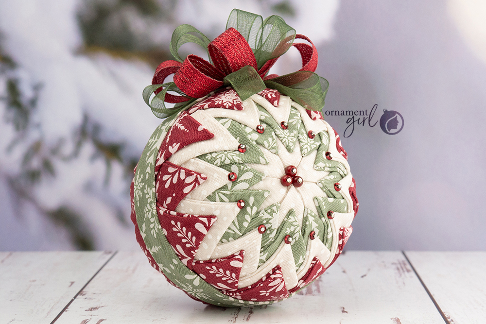 Prismatic-christmas-red-and-green-no-sew-quilted-ornament-01-wm